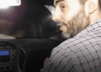 Hombre hablando en un coche.