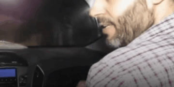 Hombre hablando en un coche.