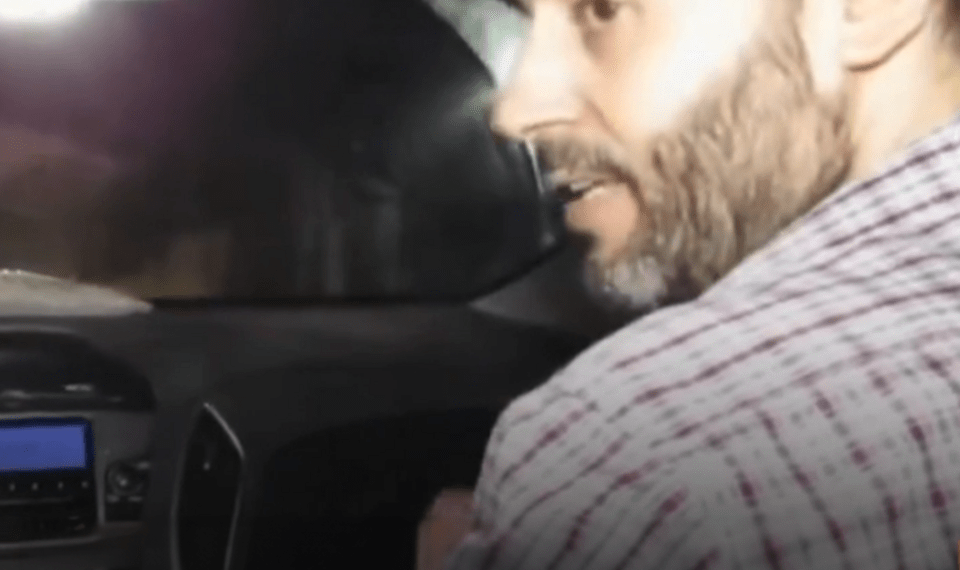 Hombre hablando en un coche.