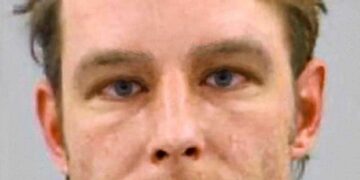 Mugshot de un hombre con cabello castaño claro.