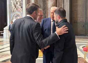 Macron, Starmer, Trump y Zelenskyy hablando en la Catedral de San Pedro.