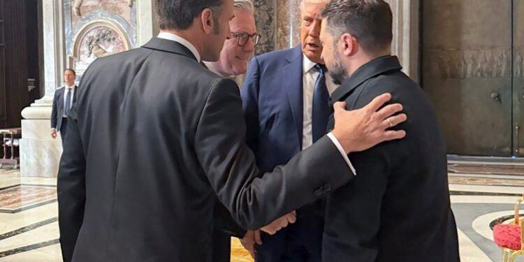 Macron, Starmer, Trump y Zelenskyy hablando en la Catedral de San Pedro.