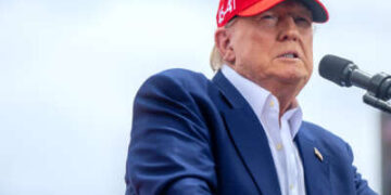 Donald Trump se encuentra en un podio