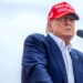 Donald Trump se encuentra en un podio