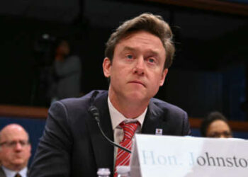 El alcalde de Denver, Michael Johnston, testifica durante una audiencia de supervisión y reforma del gobierno de la Cámara de Representantes sobre Capitol Hill en Washington, DC, el 5 de marzo de 2025.