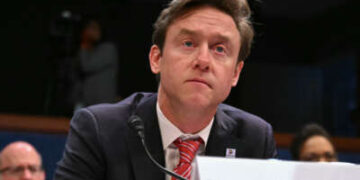 El alcalde de Denver, Michael Johnston, testifica durante una audiencia de supervisión y reforma del gobierno de la Cámara de Representantes sobre Capitol Hill en Washington, DC, el 5 de marzo de 2025.