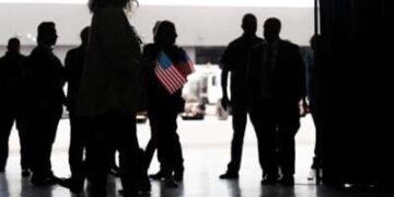 El primer grupo de afrikaners de Sudáfrica llega para su reasentamiento en el Aeropuerto Internacional de Washington Dulles en Dulles, Virginia, el 12 de mayo de 2025.