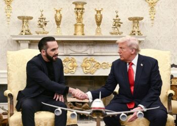 El presidente Donald Trump se reúne con el presidente salvadoreño Nayib Bukele en la Oficina Oval de la Casa Blanca el 14 de abril de 2025. (Brendan Smialowski/AFP a través de Getty Images)