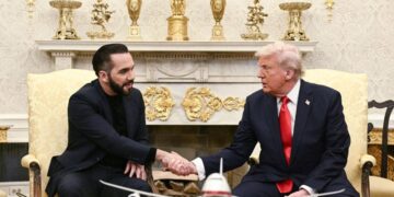 El presidente Donald Trump se reúne con el presidente salvadoreño Nayib Bukele en la Oficina Oval de la Casa Blanca el 14 de abril de 2025. (Brendan Smialowski/AFP a través de Getty Images)