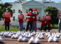 Miembros de National National National United están en protesta entre los zapatos vacíos que representan a las enfermeras que, según dicen, han muerto de Covid-19, en Lafayette Park frente a la Casa Blanca, el 7 de mayo de 2020, en Washington, DC