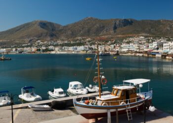 Vista aérea de Heraklion, Creta, que muestra la ciudad, el puerto y la costa.