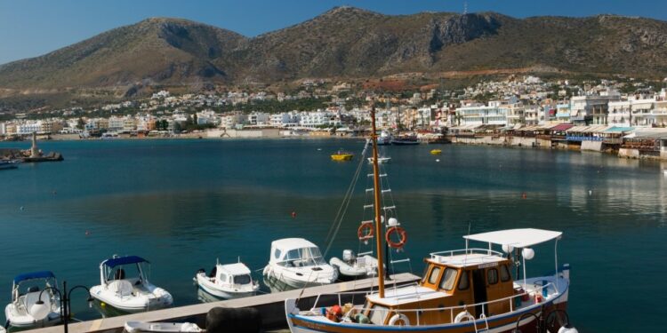 Vista aérea de Heraklion, Creta, que muestra la ciudad, el puerto y la costa.