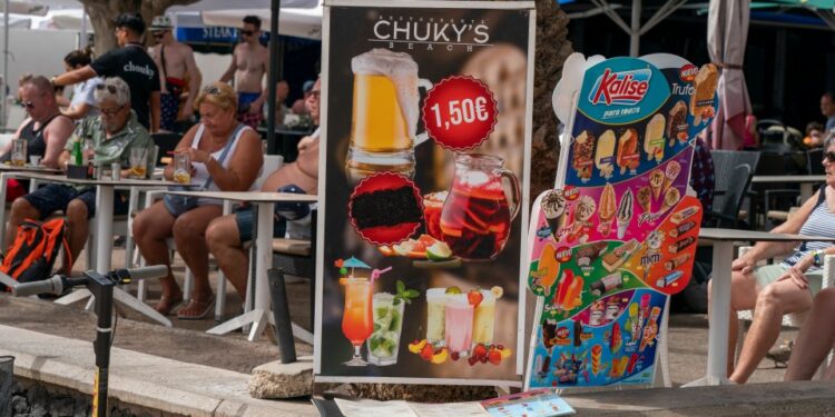 Tableros de menú de restaurantes Tenerife que muestran cerveza, sangría, cócteles, helados y otras golosinas.
