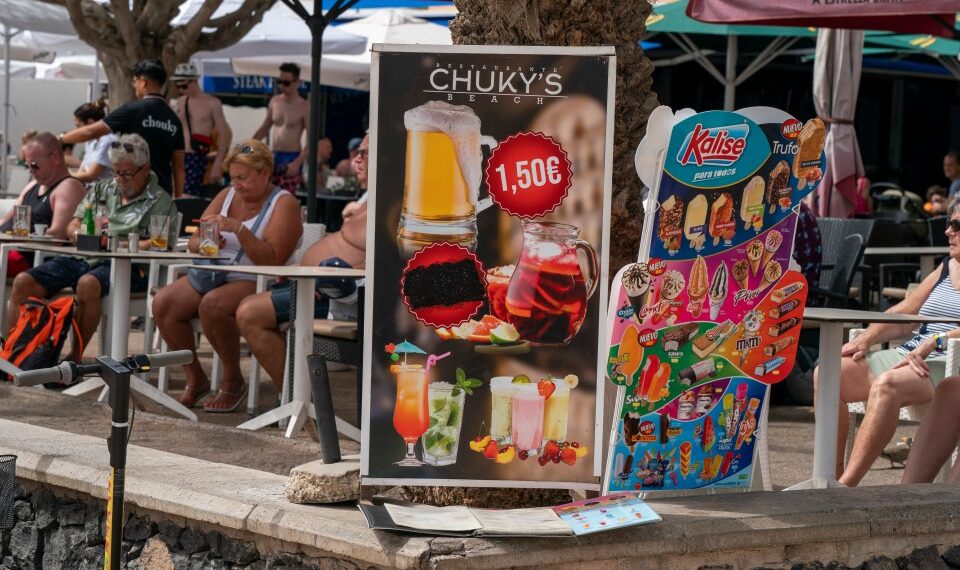 Tableros de menú de restaurantes Tenerife que muestran cerveza, sangría, cócteles, helados y otras golosinas.