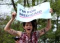 La receptor de Medicaid, Emily Gabriella, protestas fuera de la Corte Suprema, ya que los argumentos orales se entregan en el caso de Medina v. Planned Parenthood Atlántico Sur el 2 de abril de 2025, en Washington DC