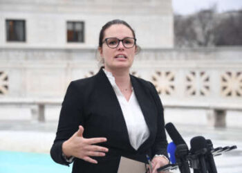 Allison Riggs habla con la prensa frente a la Corte Suprema de los Estados Unidos en Washington, DC, el 7 de diciembre de 2022.