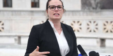Allison Riggs habla con la prensa frente a la Corte Suprema de los Estados Unidos en Washington, DC, el 7 de diciembre de 2022.