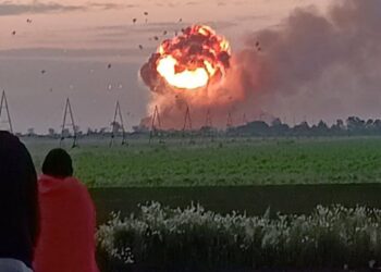 Depósito de municiones explotando en bola de fuego.