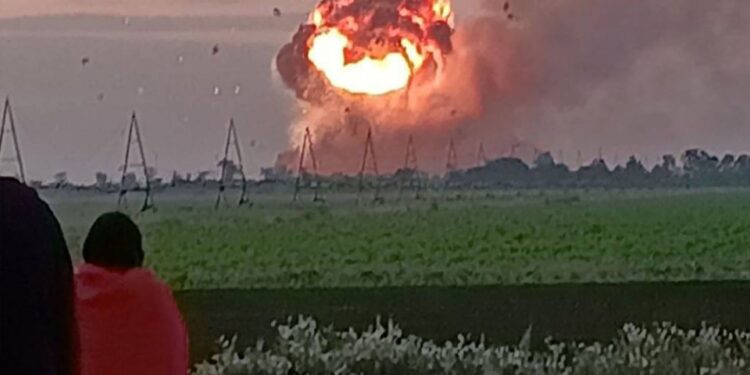 Depósito de municiones explotando en bola de fuego.