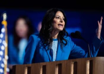 La fiscal general de Michigan, Dana Nessel, habla la tercera noche de la Convención Nacional Demócrata en el United Center en Chicago, Illinois, el 21 de agosto de 2024.