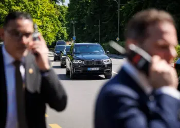 Un convoy que lleva al Secretario del Tesoro de los Estados Unidos llega a la residencia del embajador suizo permanente ante las Naciones Unidas durante las conversaciones entre altos funcionarios estadounidenses y chinos sobre tarifas, en Ginebra el 11 de mayo de 2025. (Valentin Flauraud/AFP a través de Getty Images)