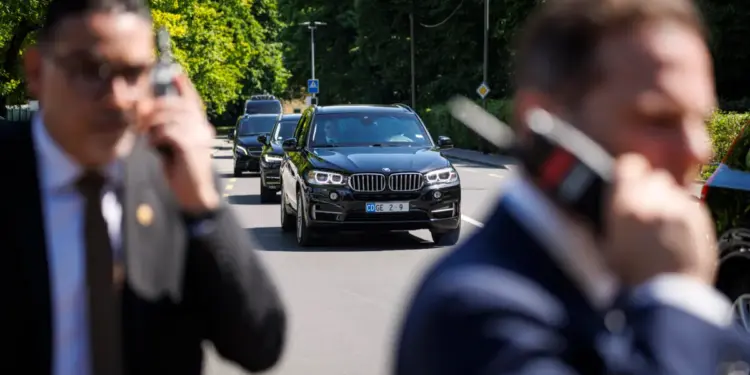 Un convoy que lleva al Secretario del Tesoro de los Estados Unidos llega a la residencia del embajador suizo permanente ante las Naciones Unidas durante las conversaciones entre altos funcionarios estadounidenses y chinos sobre tarifas, en Ginebra el 11 de mayo de 2025. (Valentin Flauraud/AFP a través de Getty Images)
