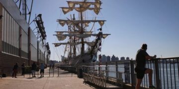 Los funcionarios federales comienzan la investigación sobre el barco alto mexicano que golpeó el puente de Brooklyn