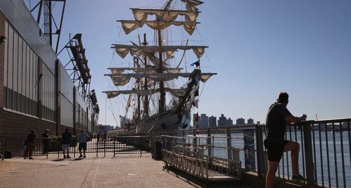 Los funcionarios federales comienzan la investigación sobre el barco alto mexicano que golpeó el puente de Brooklyn