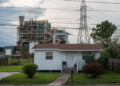 Una casa se encuentra a lo largo del largo tramo de River Road junto al río Mississippi y las muchas plantas químicas en Baton Rouge, Louisiana, el 12 de octubre de 2013.