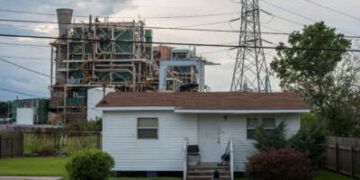 Una casa se encuentra a lo largo del largo tramo de River Road junto al río Mississippi y las muchas plantas químicas en Baton Rouge, Louisiana, el 12 de octubre de 2013.