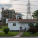 Una casa se encuentra a lo largo del largo tramo de River Road junto al río Mississippi y las muchas plantas químicas en Baton Rouge, Louisiana, el 12 de octubre de 2013.