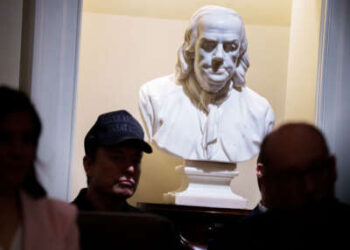 Tesla y el CEO de SpaceX, Elon Musk, jefe del Departamento de Eficiencia del Gobierno (DOGE), se sienta frente a un busto de Ben Franklin mientras asiste a una reunión de gabinete en la Casa Blanca el 26 de febrero de 2025, en Washington, DC