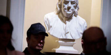 Tesla y el CEO de SpaceX, Elon Musk, jefe del Departamento de Eficiencia del Gobierno (DOGE), se sienta frente a un busto de Ben Franklin mientras asiste a una reunión de gabinete en la Casa Blanca el 26 de febrero de 2025, en Washington, DC