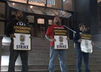 Los ingenieros de trenes de Nueva Jersey se huelen, deteniendo el servicio en el área de la ciudad de Nueva York