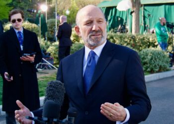 El Secretario de Comercio Howard Lutnick habla con los periodistas en la Casa Blanca el 9 de abril de 2025. (Travis Gillmore/The Epoch Times)