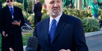 El Secretario de Comercio Howard Lutnick habla con los periodistas en la Casa Blanca el 9 de abril de 2025. (Travis Gillmore/The Epoch Times)