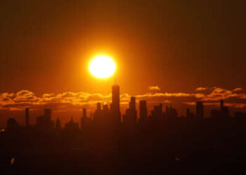 El sol se eleva detrás del horizonte del Bajo Manhattan y un World Trade Center en la ciudad de Nueva York, el 21 de enero de 2024.
