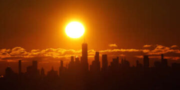 El sol se eleva detrás del horizonte del Bajo Manhattan y un World Trade Center en la ciudad de Nueva York, el 21 de enero de 2024.