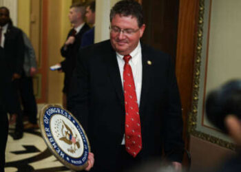 El representante Randy Fine tiene un sello de la casa que compró hace 30 años después de que lo juró el presidente de la Cámara de Representantes, Mike Johnson, en el Capitolio de los Estados Unidos el 2 de abril de 2025, en Washington, DC