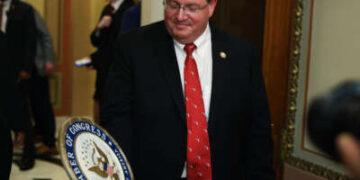 El representante Randy Fine tiene un sello de la casa que compró hace 30 años después de que lo juró el presidente de la Cámara de Representantes, Mike Johnson, en el Capitolio de los Estados Unidos el 2 de abril de 2025, en Washington, DC