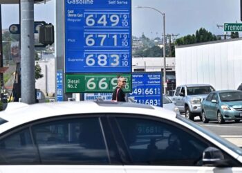 Los precios del petróleo crudo disminuyen en medio de la inesperada acumulación de inventario estadounidense