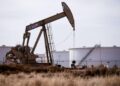 Un gato de bomba opera cerca de una reserva de petróleo crudo en el campo petrolero de la cuenca del Pérmico cerca de Midland, Texas, el 18 de febrero de 2025. (Eli Hartman/Reuters)