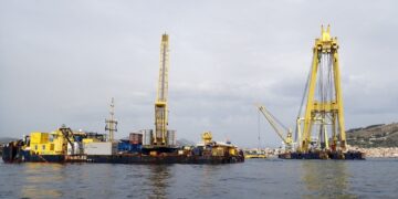 Operación de recuperación del auge y ancla de un superyate desde el fondo marino frente a la costa de Sicilia.