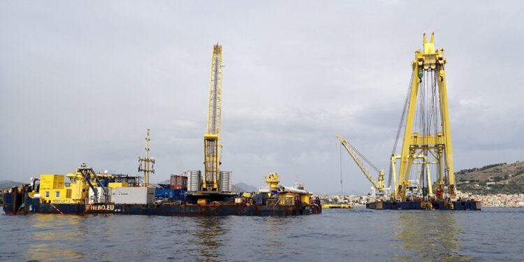 Operación de recuperación del auge y ancla de un superyate desde el fondo marino frente a la costa de Sicilia.