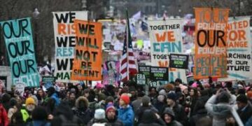 Los manifestantes se unen durante la Marcha Popular en Washington en Washington, DC, el 18 de enero de 2025, antes de la inauguración del presidente electo de los Estados Unidos, Donald Trump.