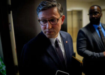 El presidente del representante de la Cámara de Representantes, Mike Johnson, habla con los periodistas después de una reunión de la Conferencia Republicana de la Cámara en el Capitolio de los Estados Unidos el 6 de mayo de 2025 en Washington, DC