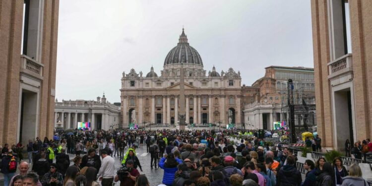 Gran multitud de personas haciendo cola en la Plaza de San Pedro para presentar respetos al Papa Francisco.