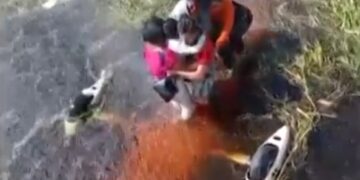 Personas rescatadas de las aguas de las inundaciones.