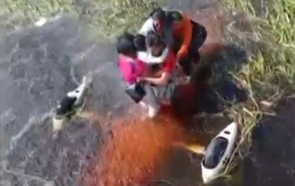 Personas rescatadas de las aguas de las inundaciones.