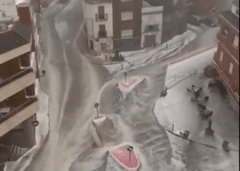 Tormenta de nieve en una ciudad.